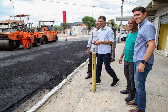 Romero vistoria obras de asfaltamento em ruas do bairro de Bodocongó